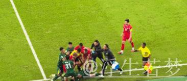 亚冠激烈冲突！15人互相推搡，3人染黄柏杨染红，国安3次恶斗